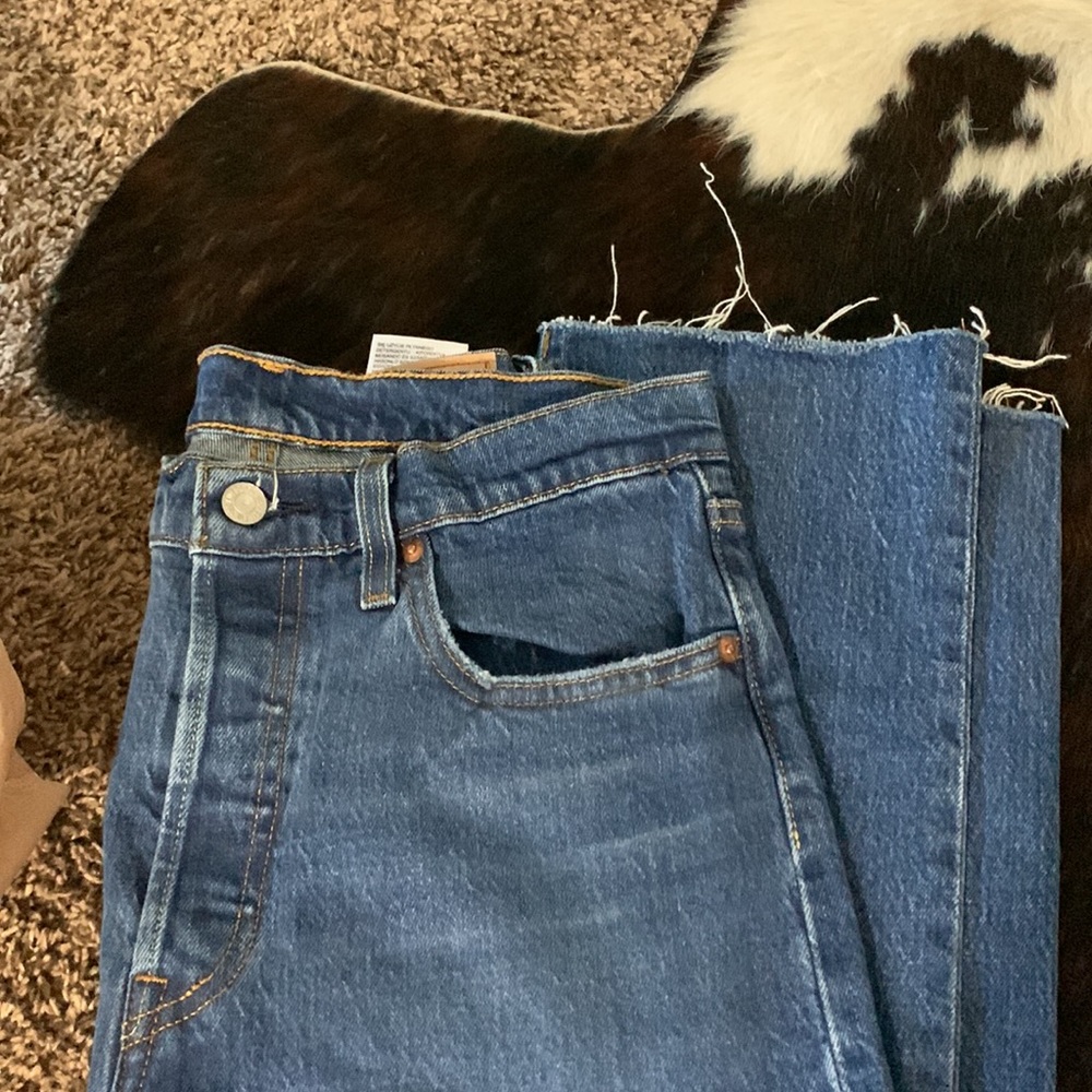 Woman Levi 501 button fly ankle jeans